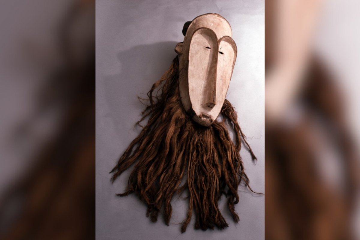 Casal de idosos se envolve em batalha legal por máscara africana rara