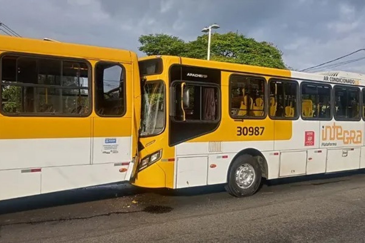 Acidente envolvendo ônibus deixa 21 passageiros feridos em Salvador