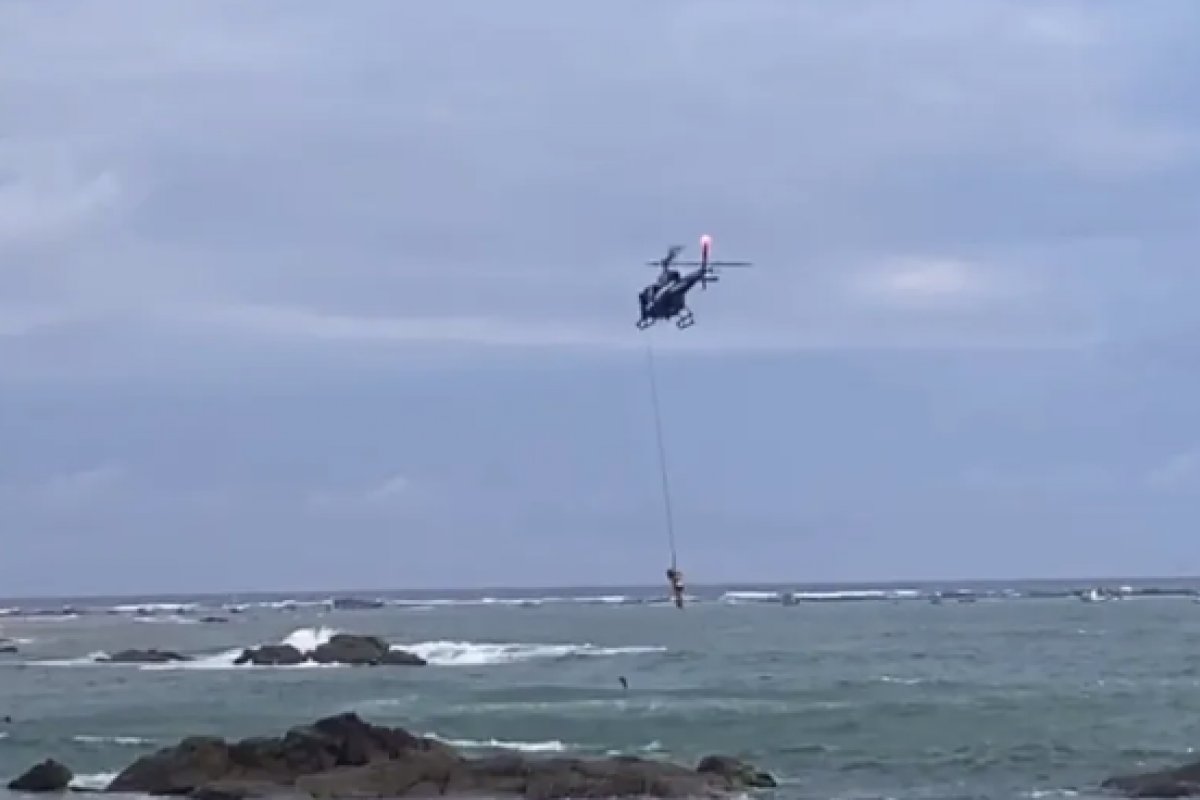 Vídeo: Turista alemão se afoga e é resgatado por helicóptero na praia de Itapuã