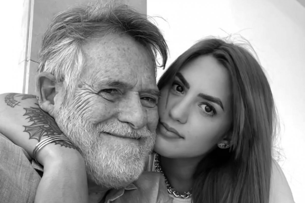 Ator José de Abreu posta foto com a namorada!