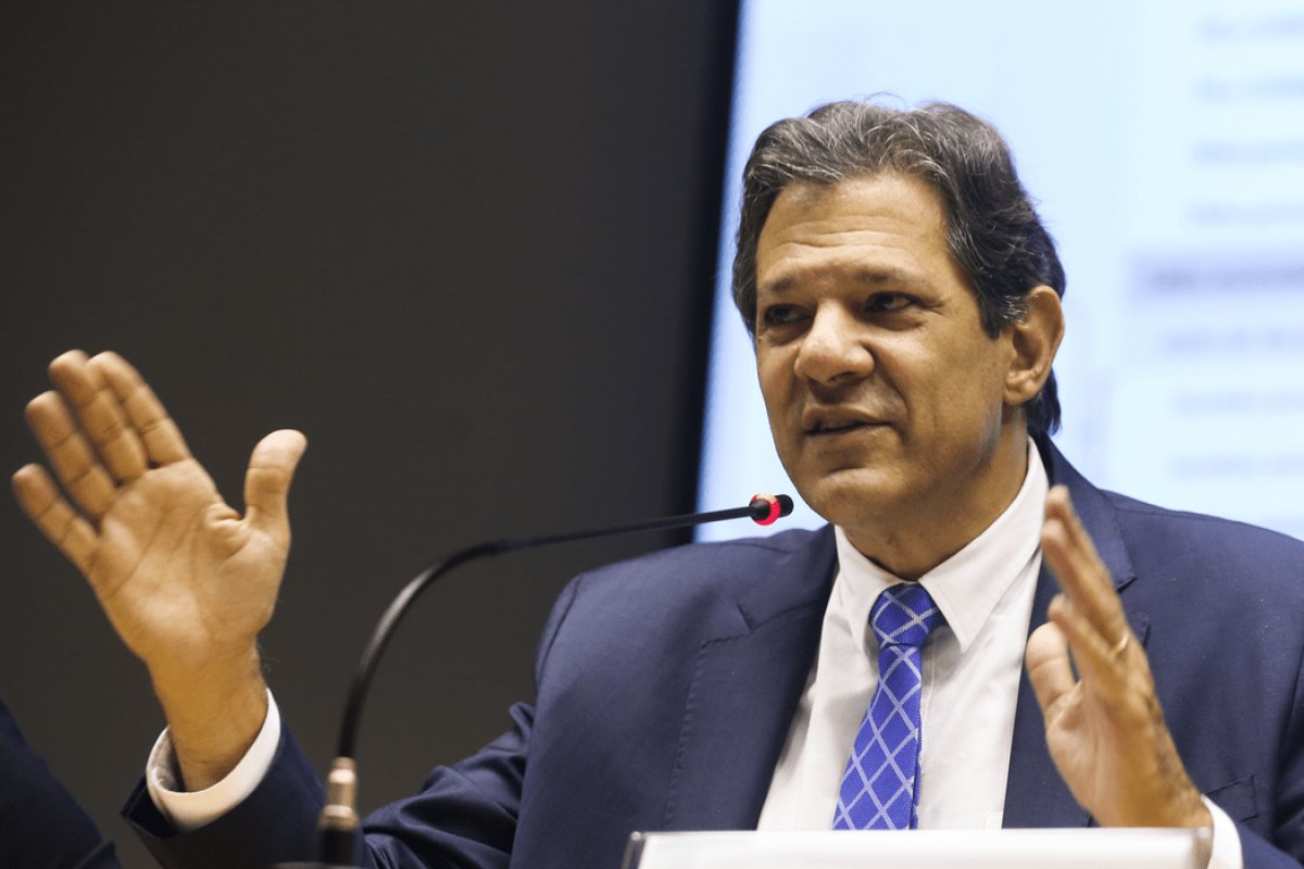 Fazenda quer mais tempo antes de mudar a meta fiscal