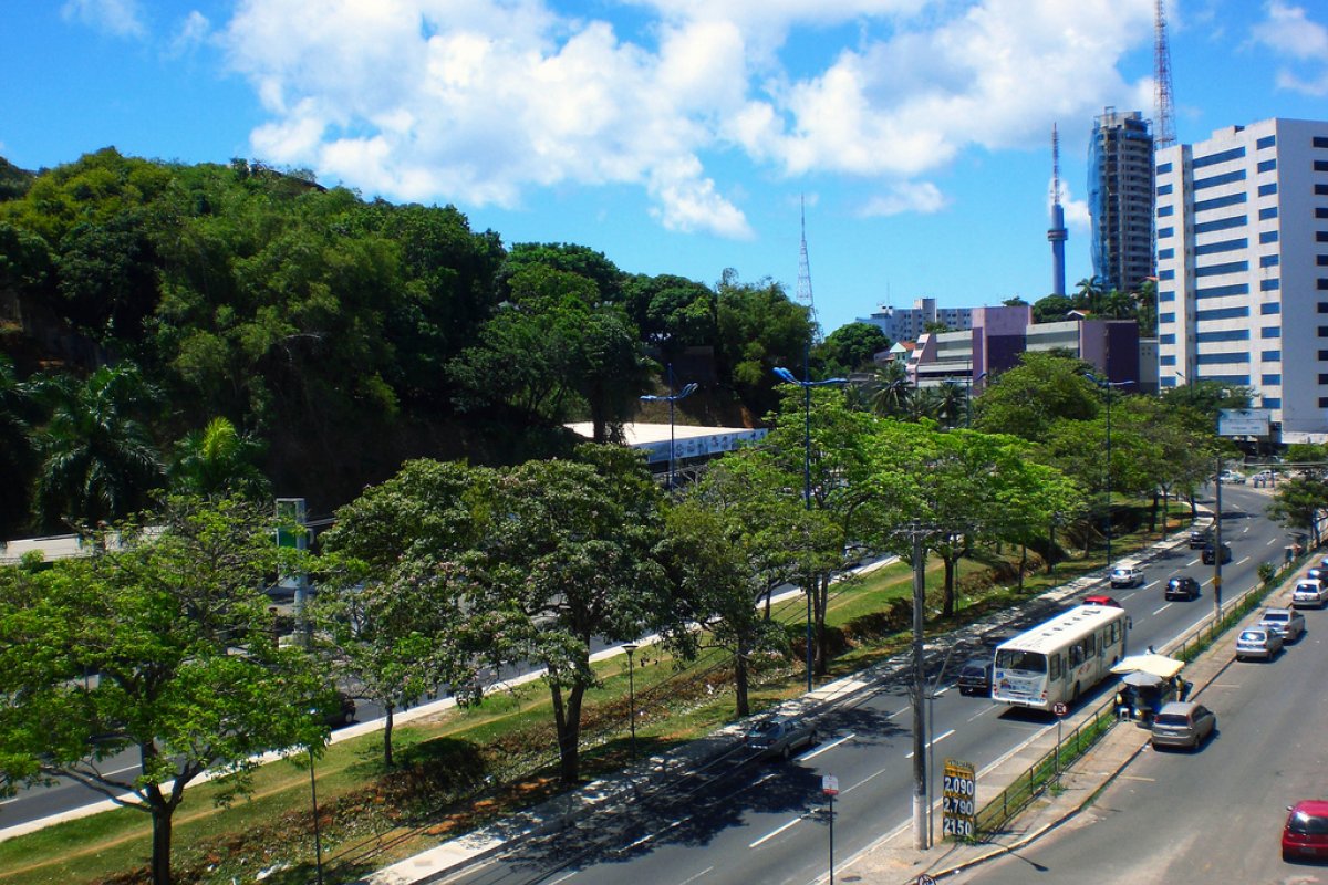 Ciclista fica ferido após bater a cabeça na Avenida Garibaldi, em Salvador