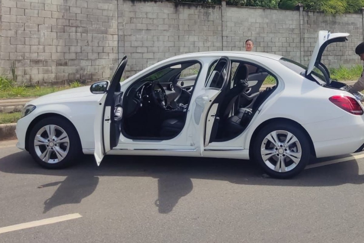 Polícia apreende arma de fogo em carro de luxo durante blitz na Av. 29 de Março, em Salvador