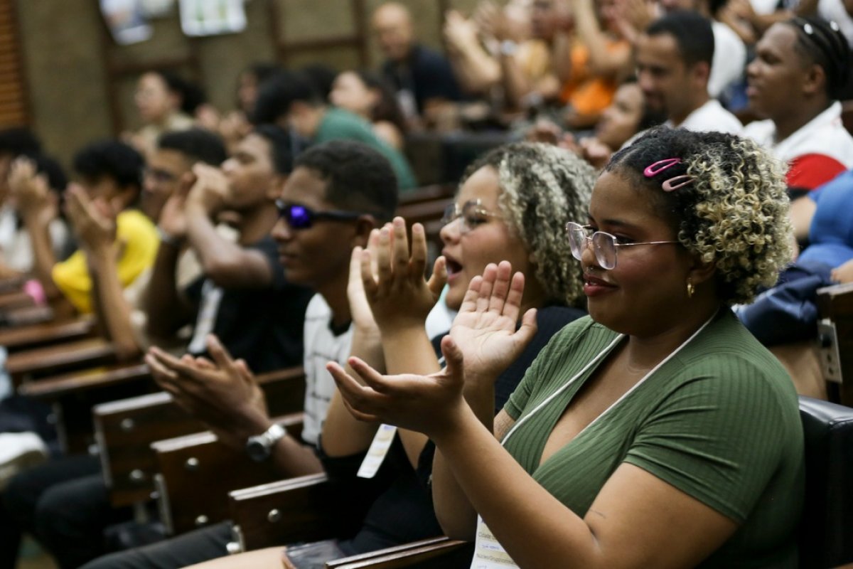 93% dos profissionais negros acreditam existir barreiras para chegar em cargos de liderança, diz pesquisa