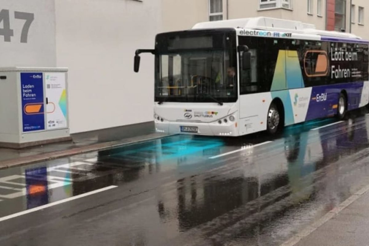 Empresa israelense desenvolve recarga sem fio para ônibus elétricos