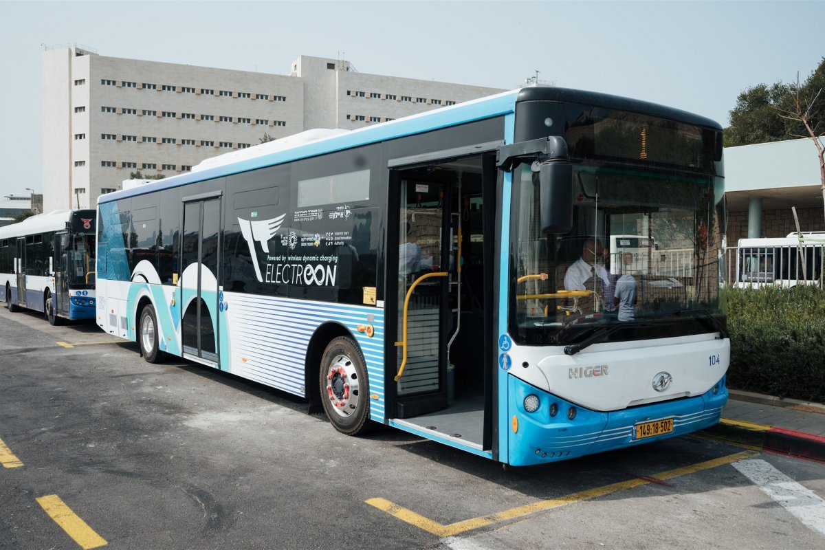 Empresa israelense desenvolve recarga sem fio para ônibus elétricos 