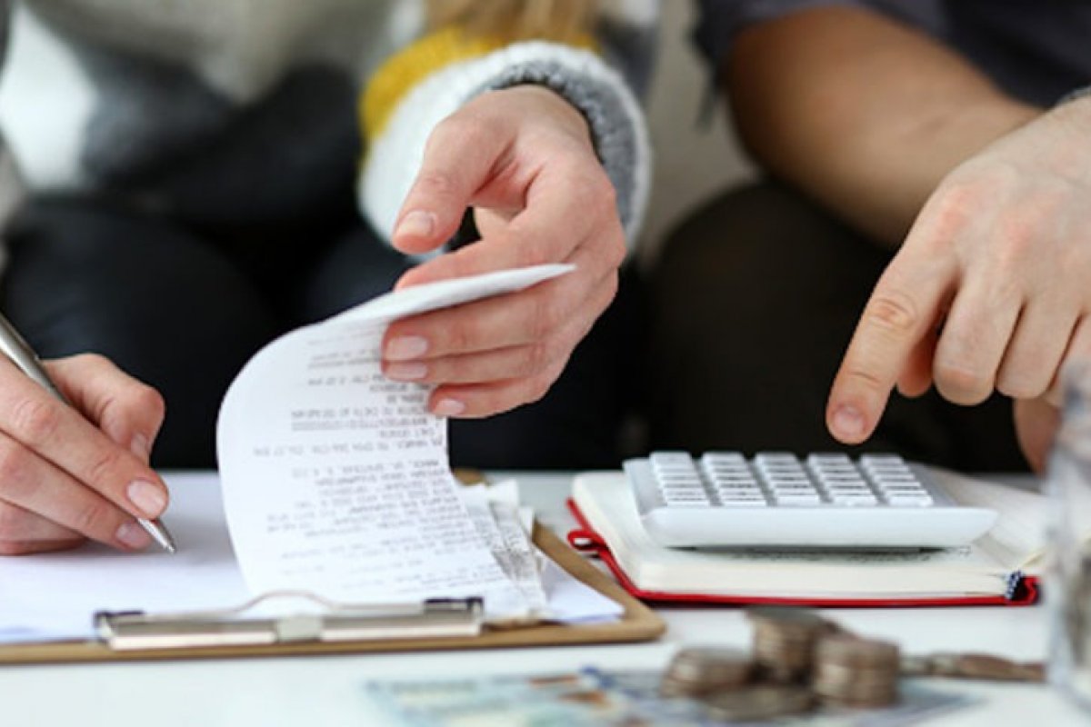 Proporção de famílias endividadas cai a 76,9% em setembro, diz CNC