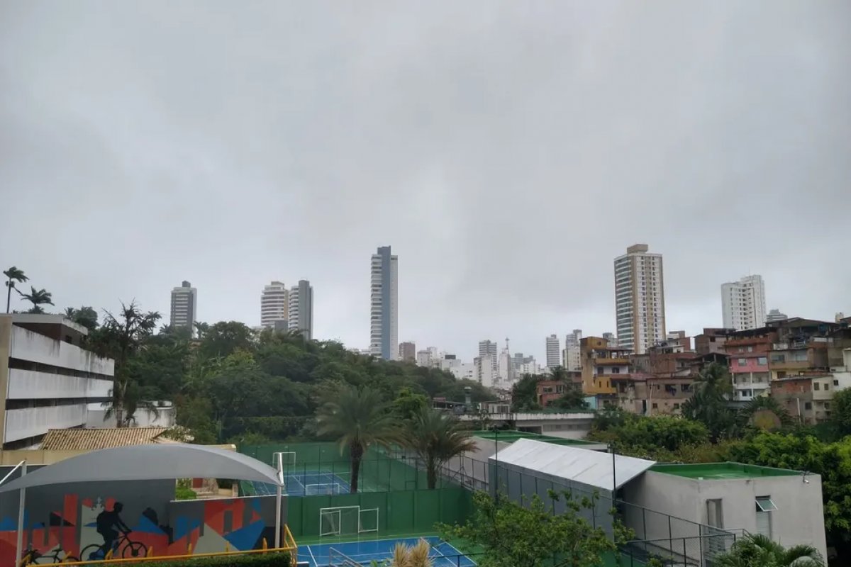 Chuva intensa e ventos fortes causam transtornos em Salvador na terça-feira (7)