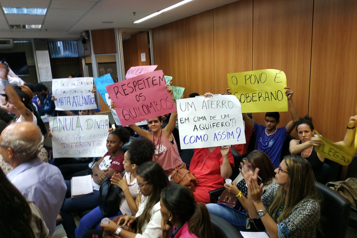 Comunidade de Simões Filho protesta na Alba contra aterro
