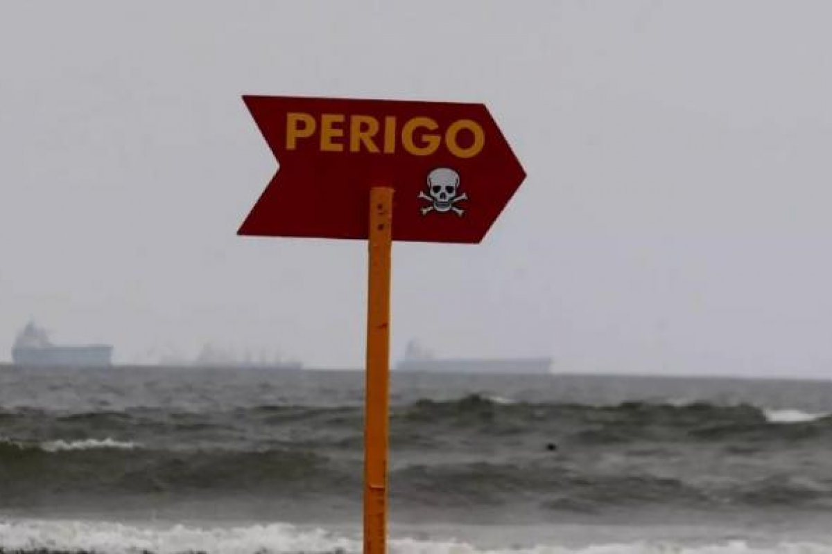 Cinco adolescentes se afogam em praia de Salvador e um deles morre