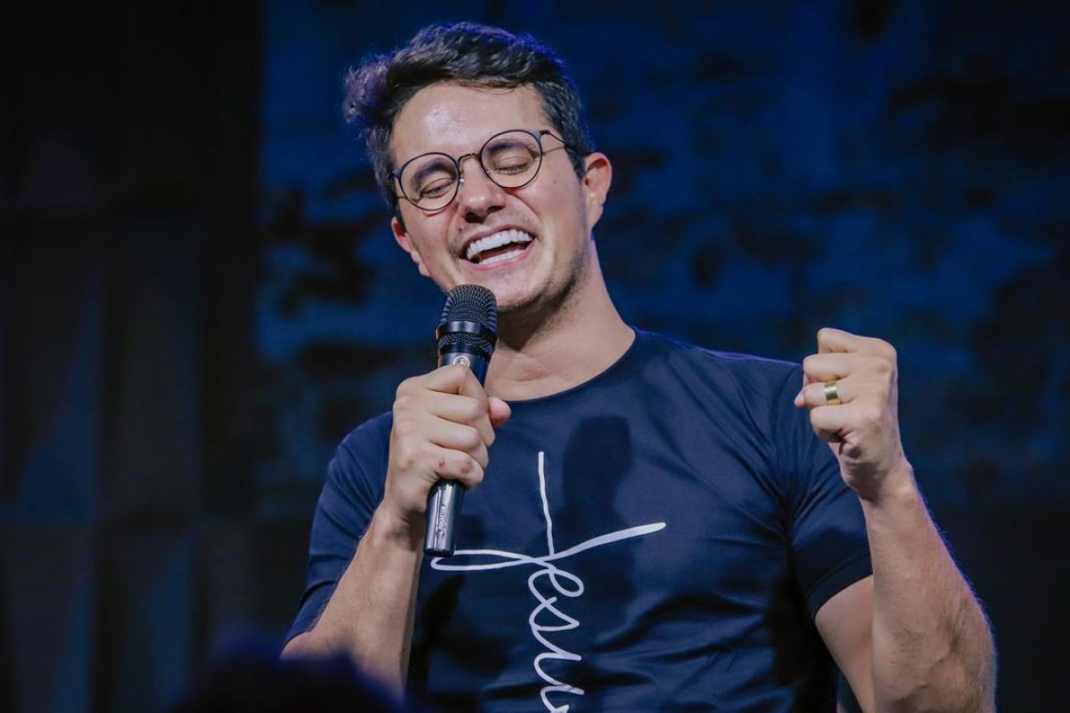 Sucesso na web, Deive Leonardo ganha espaço inédito para falar sobre Jesus na Netflix!