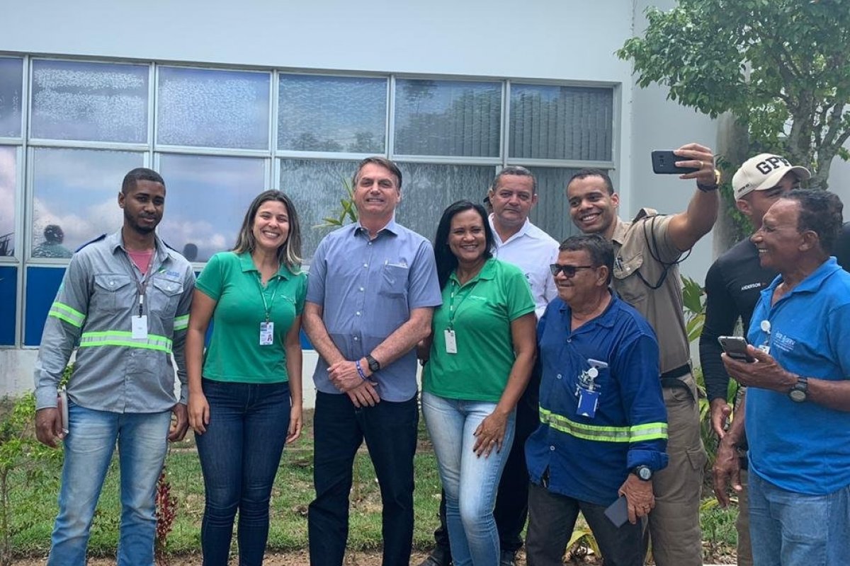 Bolsonaro faz passeio ao Porto de Aratu