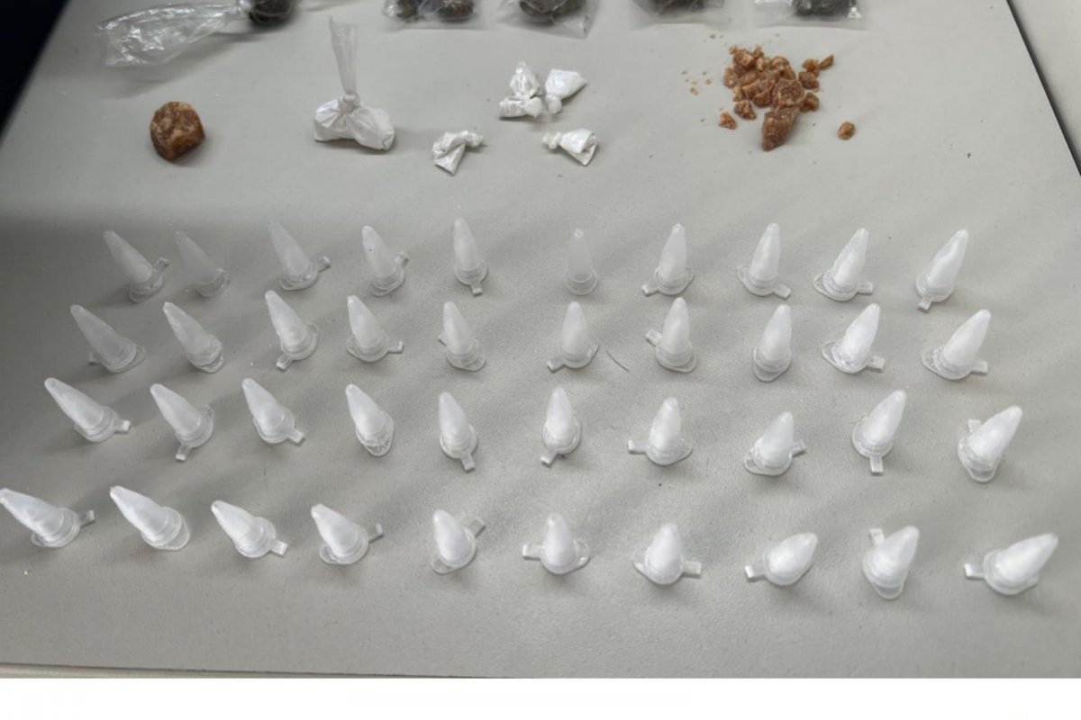 PM apreende drogas no bairro do Comércio, em Salvador