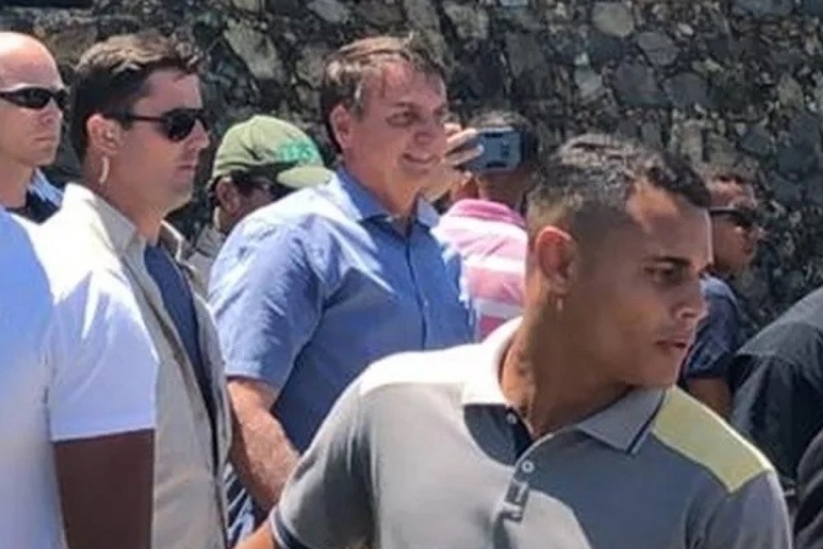 A pedido da filha Laura, Bolsonaro visita o Farol da Barra