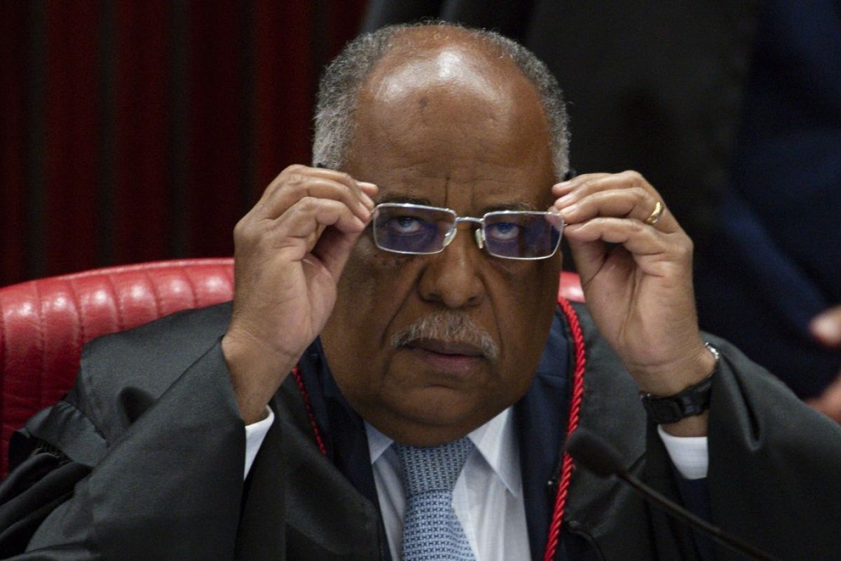 Relator de condenação de Bolsonaro deixa TSE e diz que 'democracia é frágil'