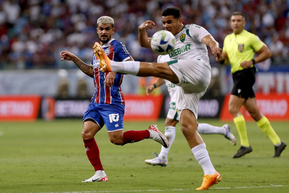 Com um a menos desde primeiro tempo, Bahia é atropelado pelo Cuiabá e segue perto da zona de rebaixamento