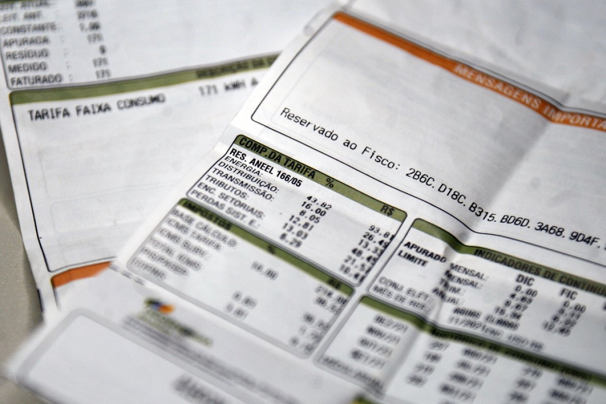 Metade dos brasileiros têm a maior parte do orçamento comprometida com despesas de água, luz e gás, diz Serasa