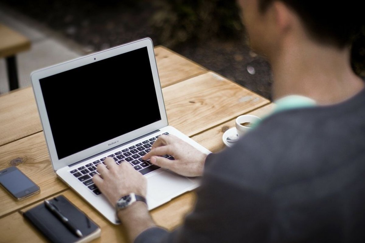 Trabalho presencial desagrada 2 em cada 5 trabalhadores, aponta pesquisa