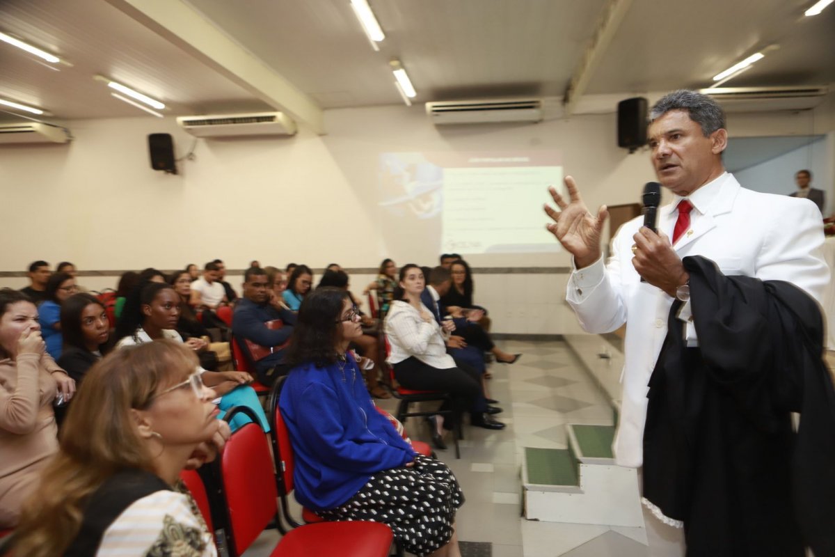 Vivaldo Amaral ministra palestra sobre "A Plenitude de Defesa no Tribunal do Júri"