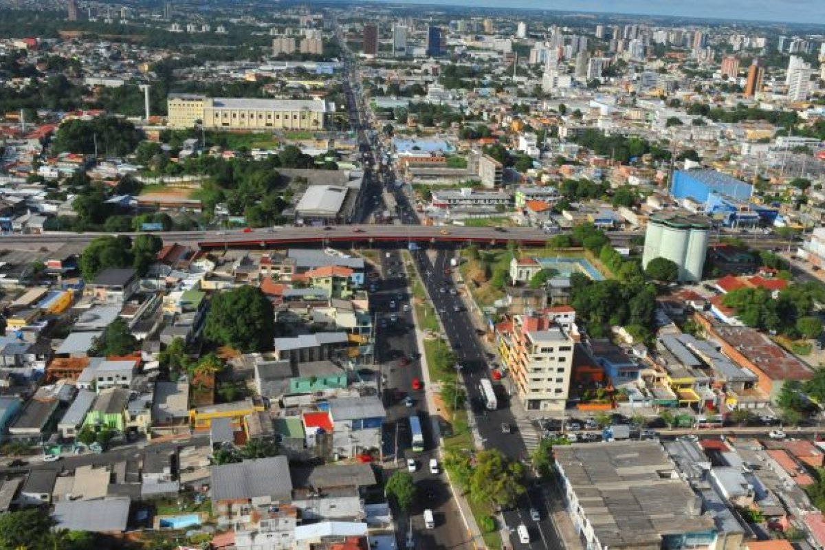 Dupla rende entregadores para roubar sanduíches em Manaus