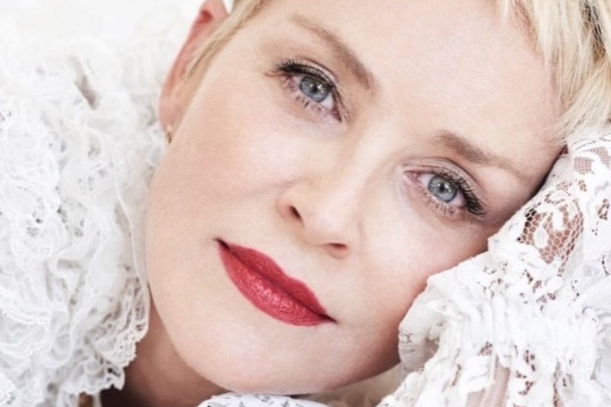 Após denúncia, Sharon Stone tem perfil apagado em aplicativo de paquera