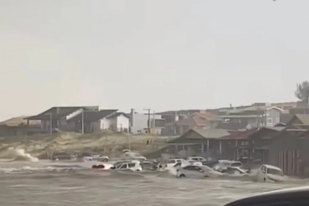 Tsunami meteorológico assusta frequentadores de praia de Santa Catarina