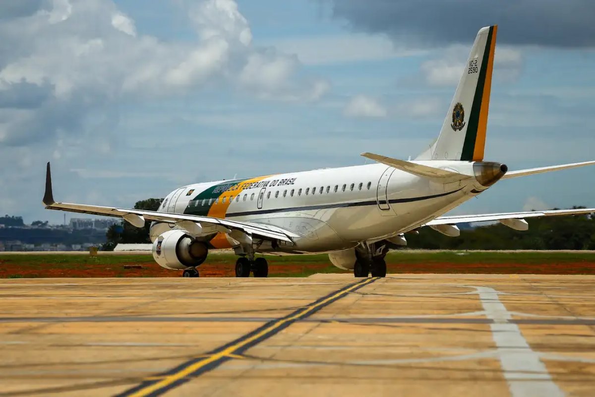 Avião da FAB decola rumo ao Brasil com grupo que deixou Gaza