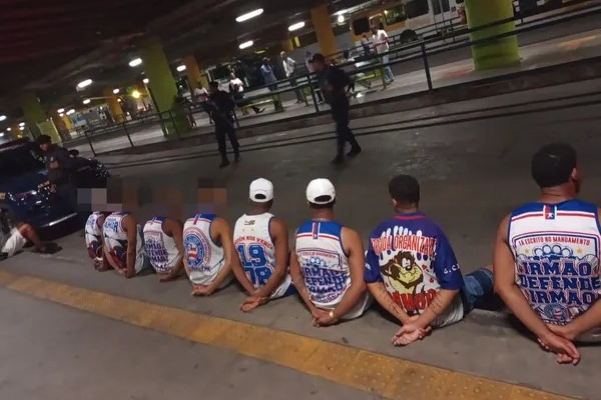 Membros de torcida organizada do Bahia são detidos por vandalismo na Estação da Lapa