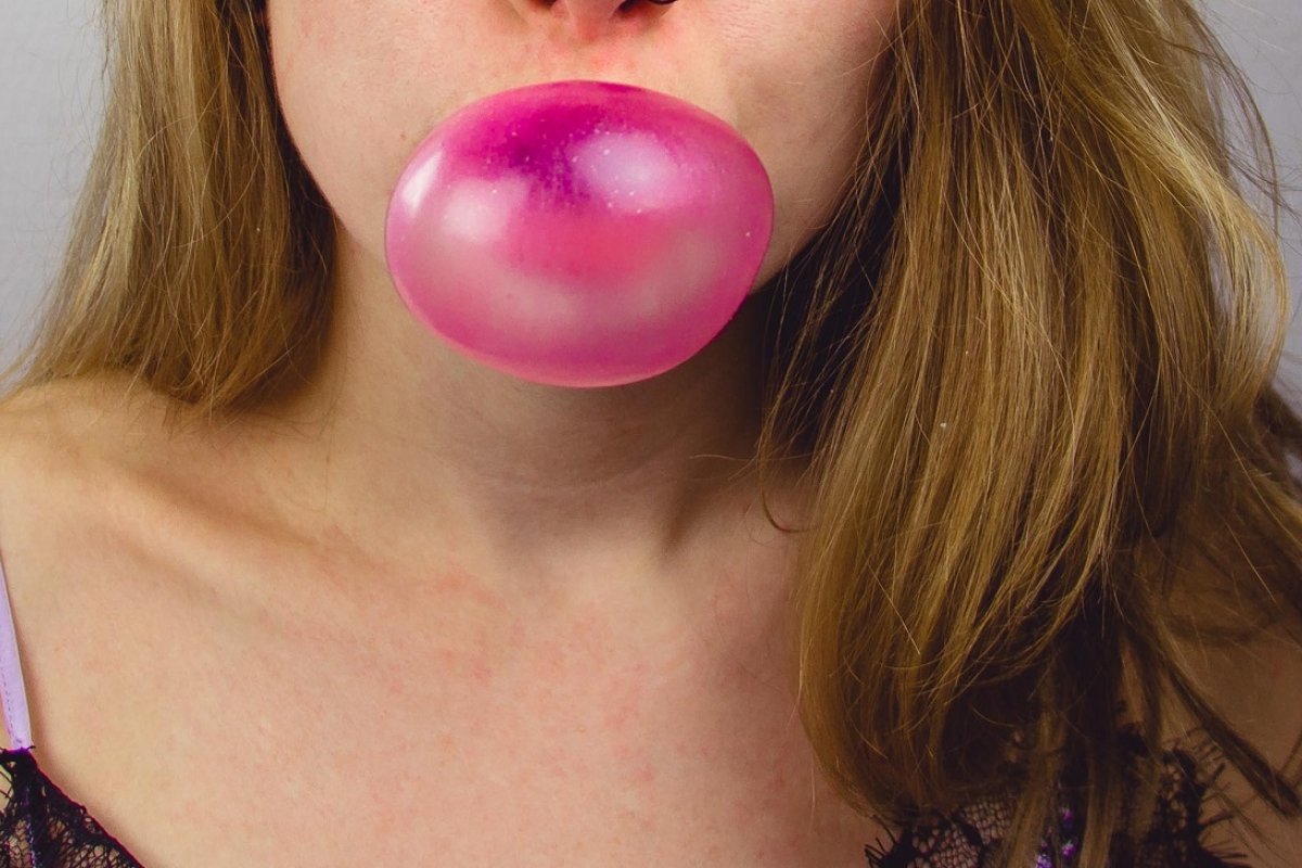 Criança de três anos morre engasgada com chiclete