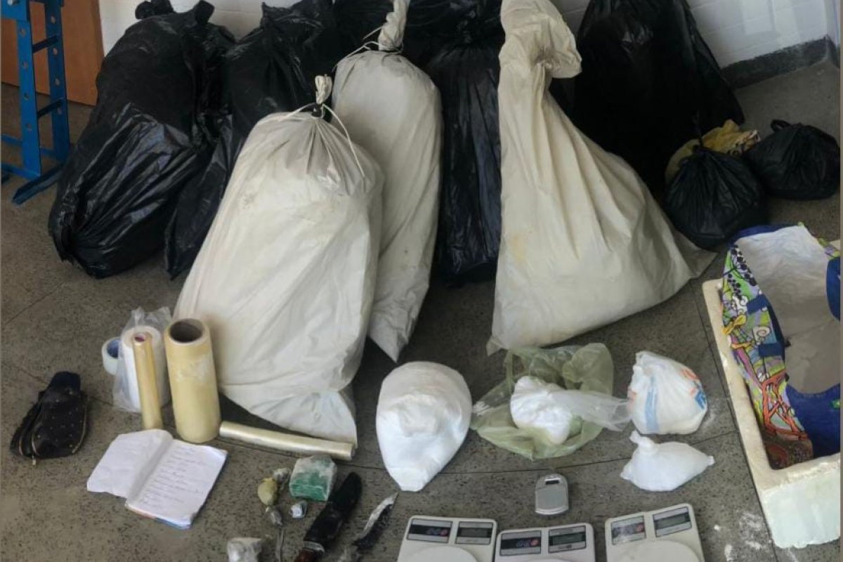 Foragido é encontrado com 300kg de drogas em Feira de Santana