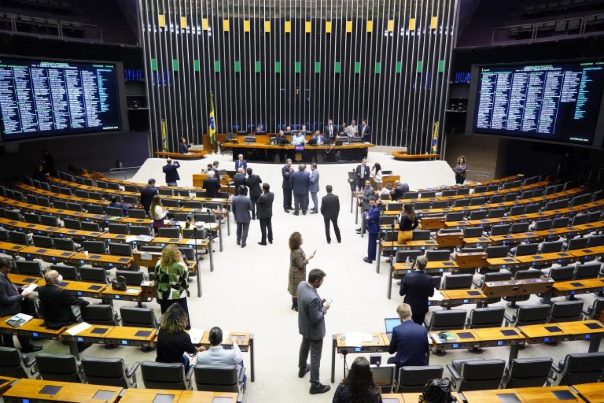 Câmara emenda feriado e coloca em espera projetos de interesse do governo Lula