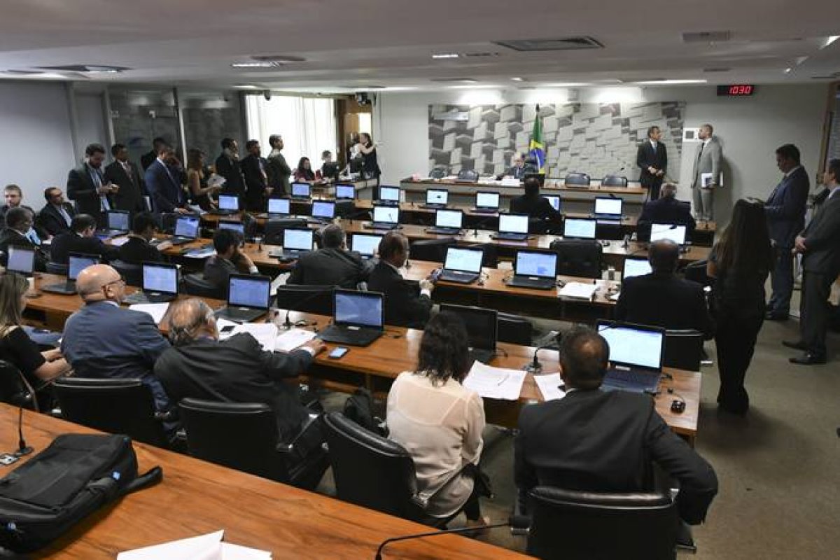 Comissão do Senado aprova passagem de avião gratuita para pessoas com deficiência de baixa renda