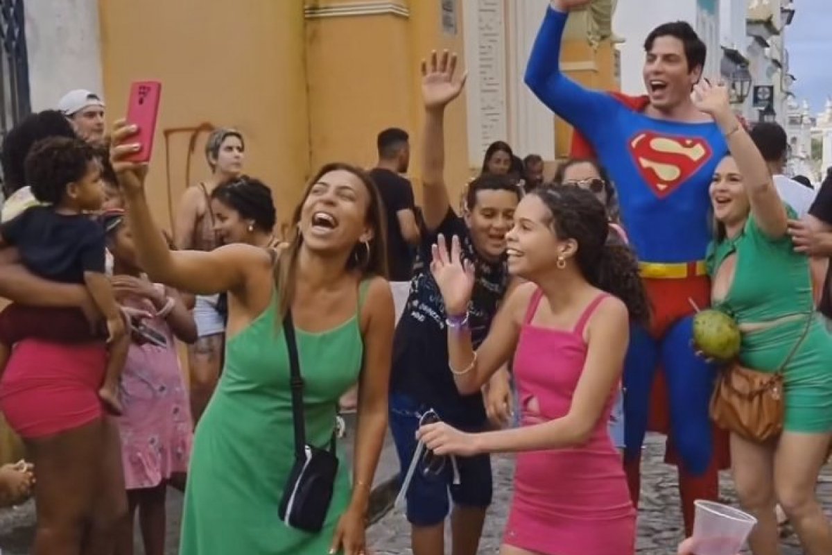 Veja vídeo: ‘Superman brasileiro’ desembarca em Salvador e causa alvoroço!