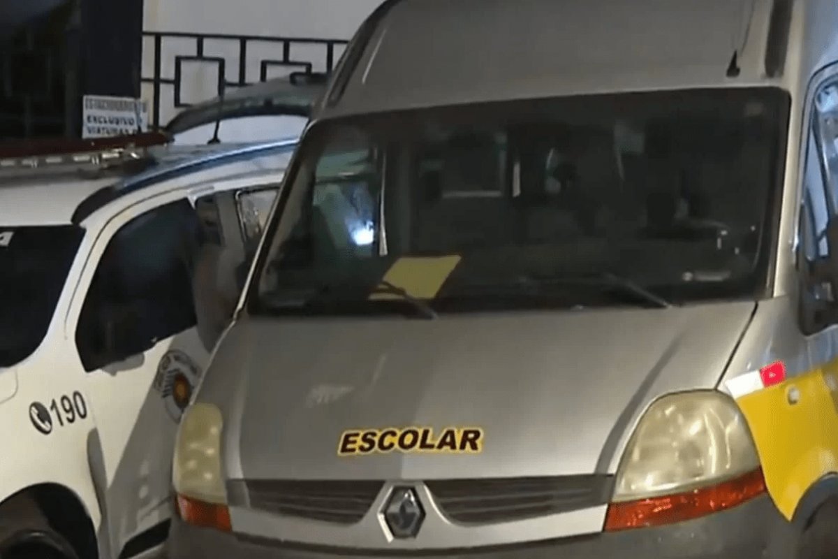 Dupla que esqueceu criança em van escolar é presa por homicídio doloso
