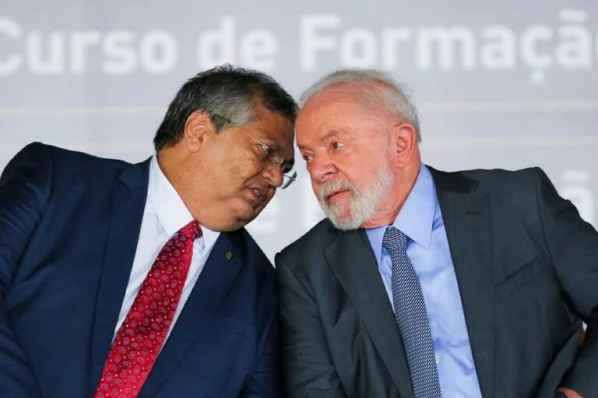 Lula defende Dino após mulher de líder do CV ir ao ministério