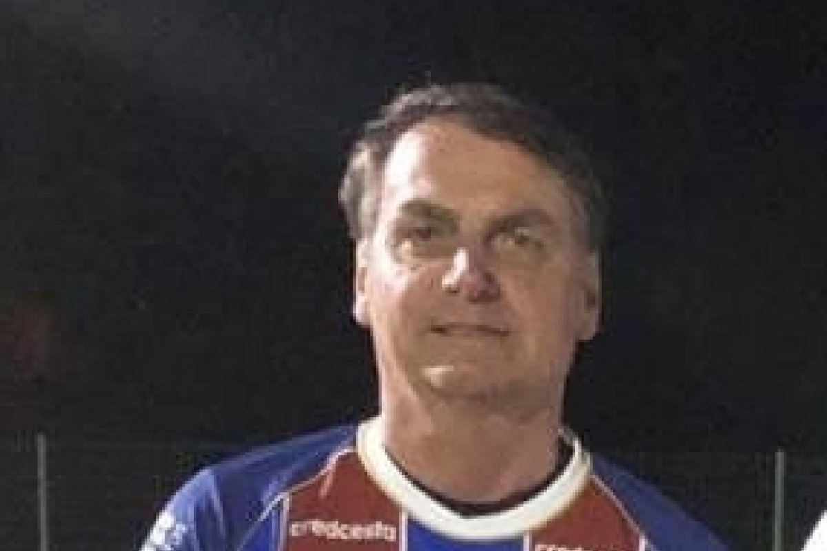 Presidente posa com a camisa do Bahia