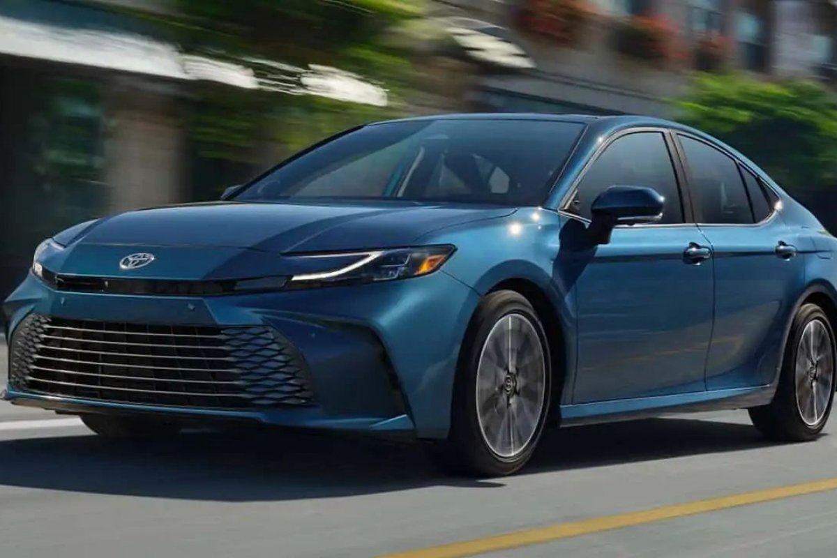 Toyota apresenta nova geração do Camry que chega em 2024
