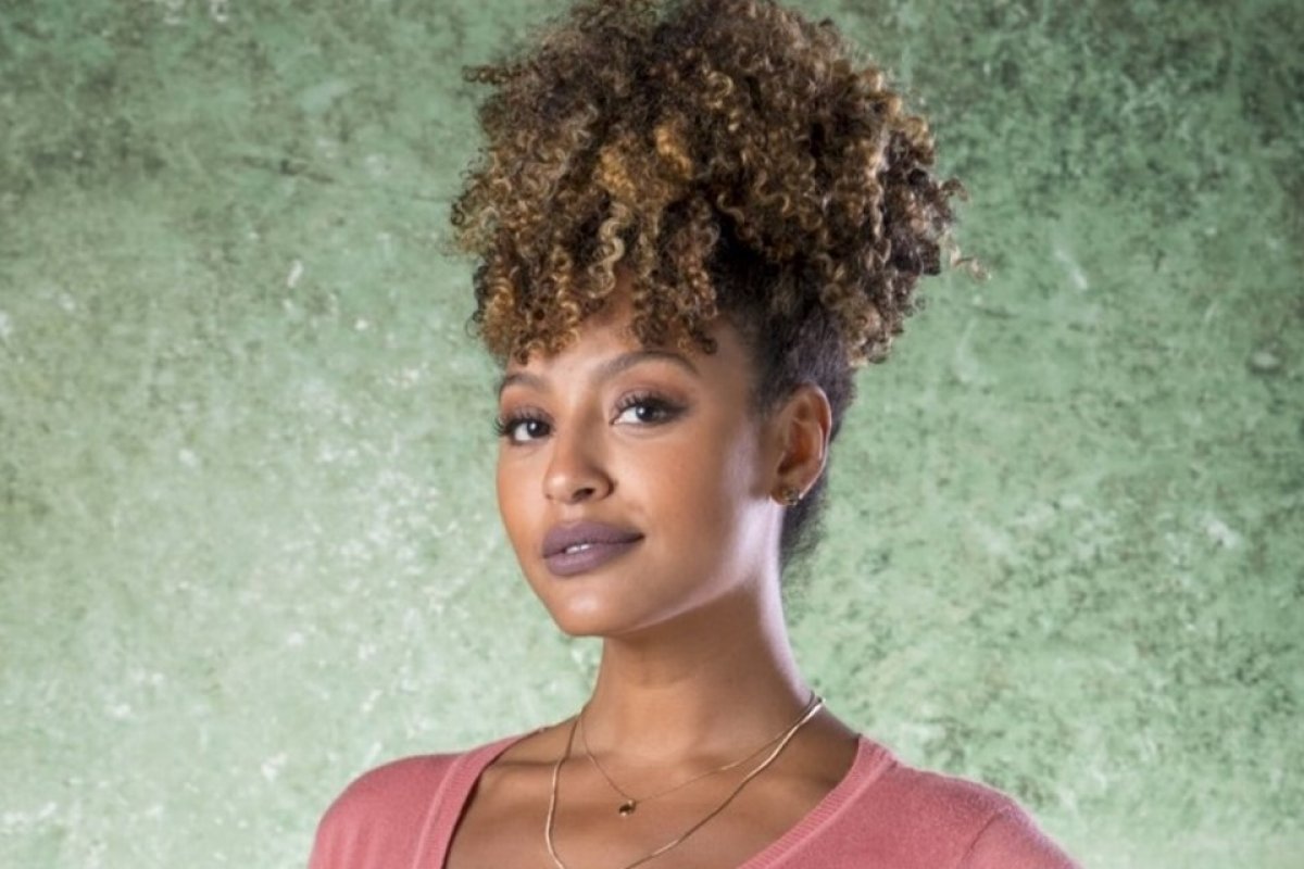 Vida real: Sheron Menezzes entra em apartamento e salva família de incêndio