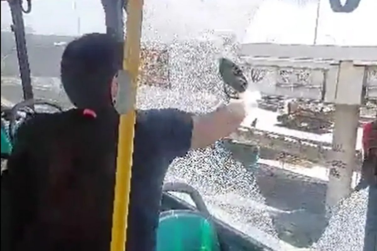 Vídeo: Mãe quebra janela de ônibus depois de criança passar mal com calor no Rio de Janeiro
