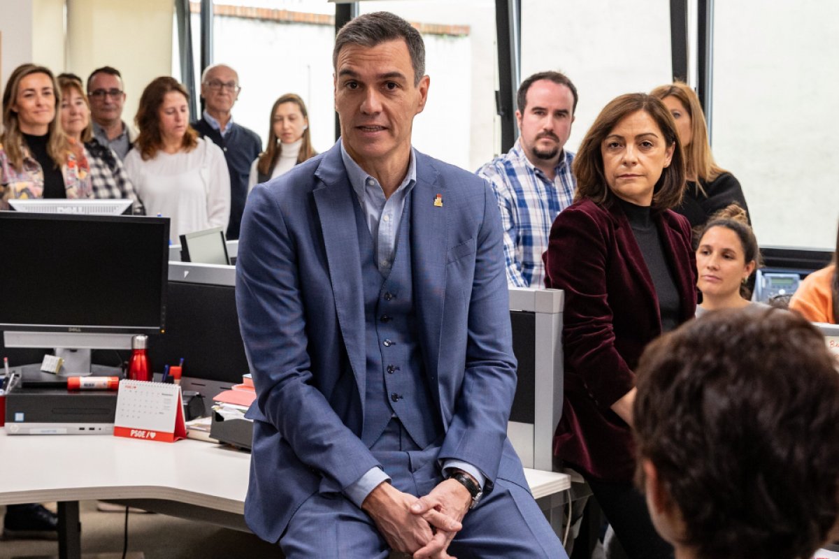 Pedro Sánchez costura acordo com separatistas catalães e é reeleito premiê da Espanha