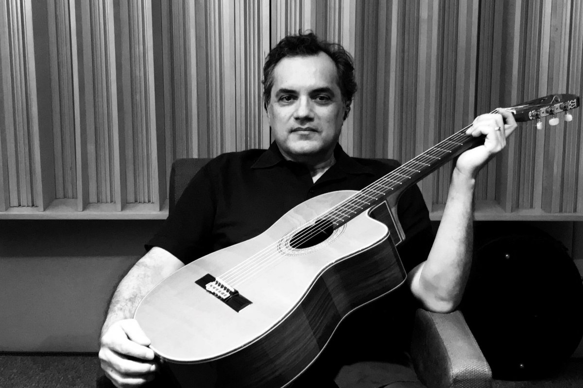 Em “Canções Flutuantes - Volume 2”, o compositor e cantor Péri enaltece o samba no formato voz e violão!