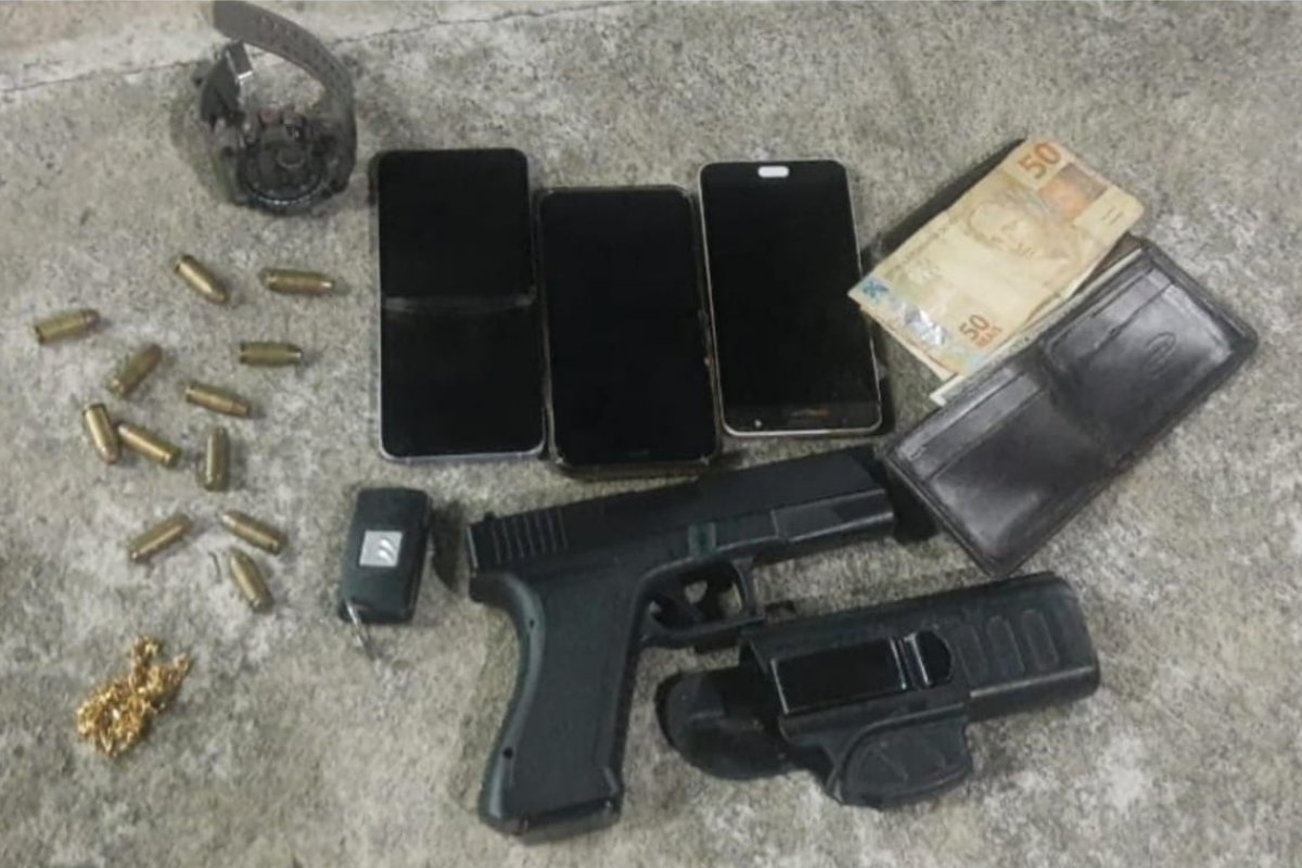 PM apreende réplica e munições de arma de fogo em Salvador