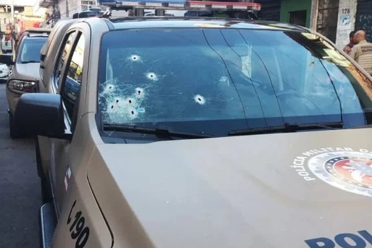 Viatura da PM é atingida por tiros no bairro de Tancredo Neves