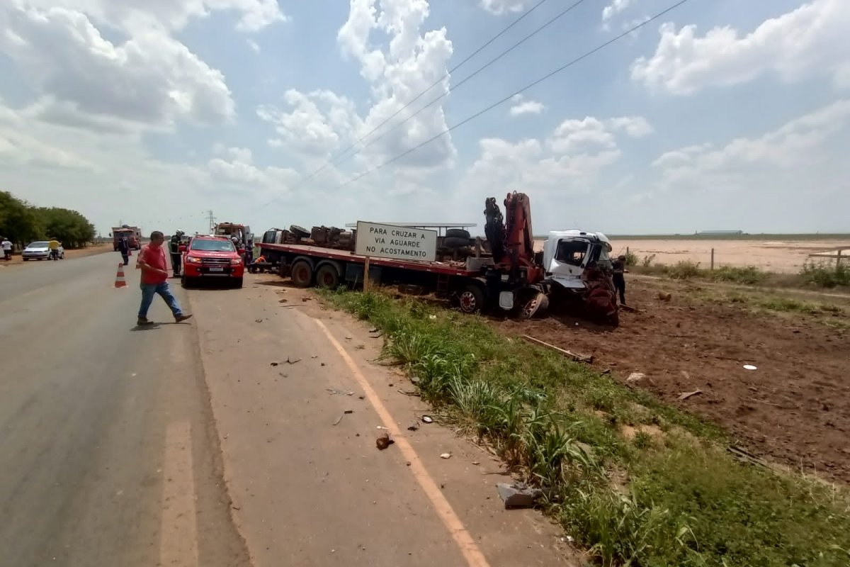 Bombeiros retiram vítima presa nas ferragens após acidente veicular na BR 242