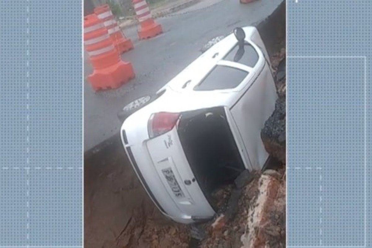 Carro derrapa e cai em vala em Camaçari, na região metropolitana de Salvador