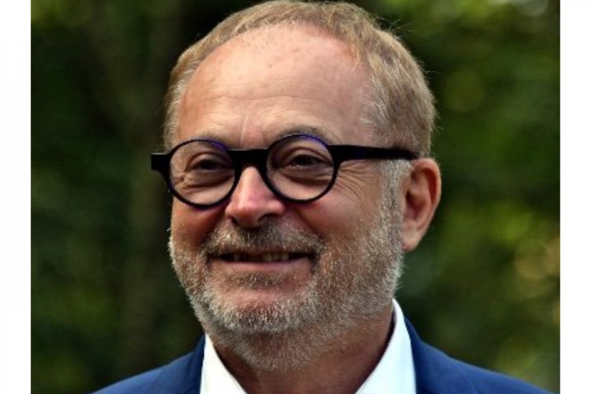 Senador da França é preso por suspeita de drogar deputada para abusar dela