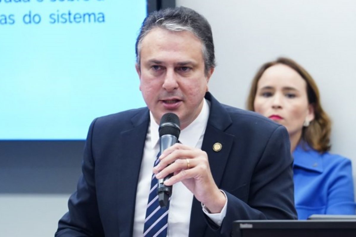 Deputados convocam audiência com Ministro da Educação para discutir temas polêmicos