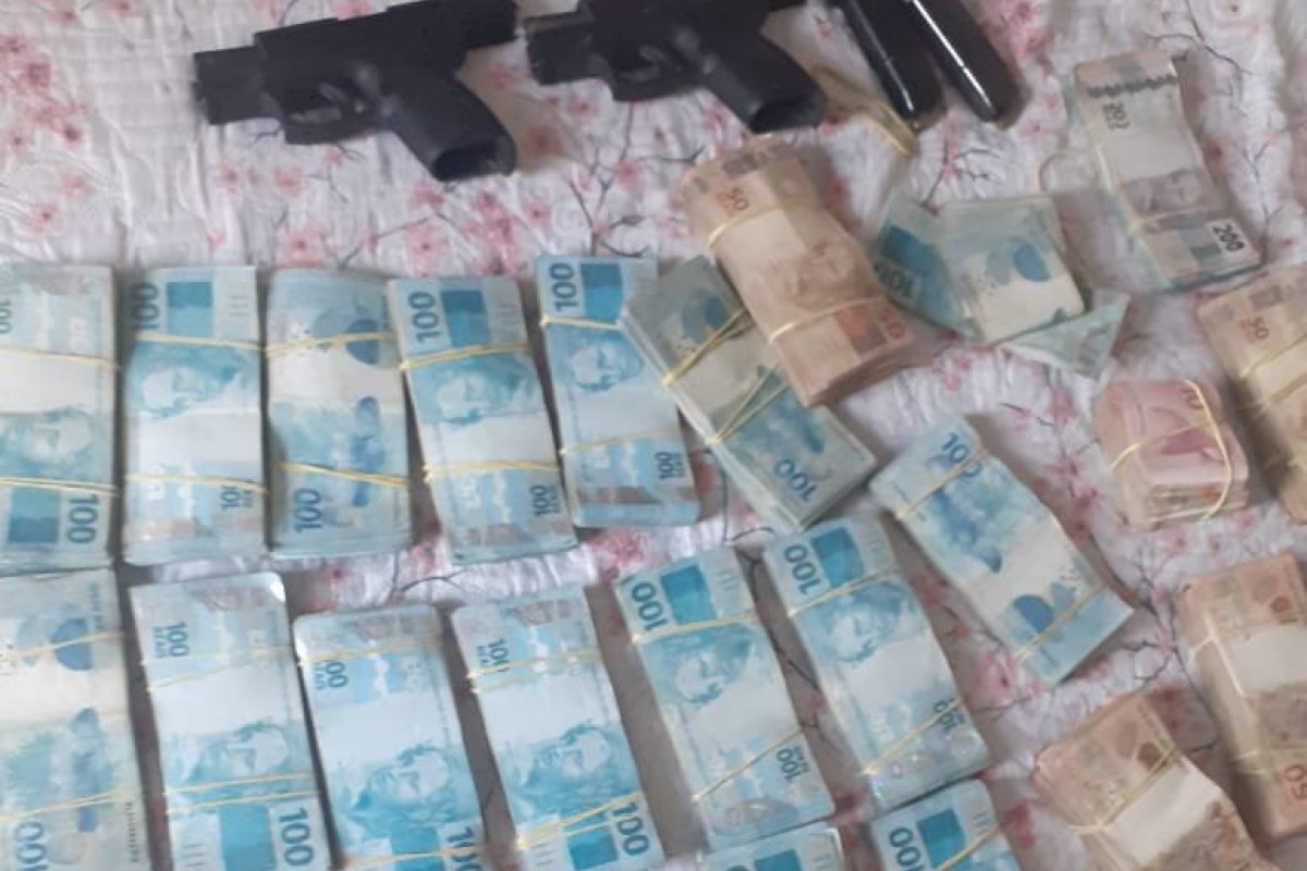 Polícia apreende duas pistolas e R$ 260 mil na casa de ex-PM em Tancredo Neves
