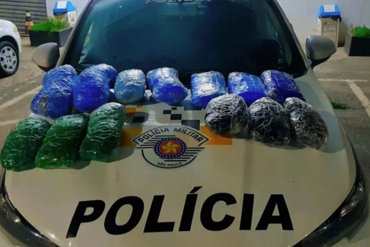 Mulher é presa com 85 kg de maconha em porta-malas de carro