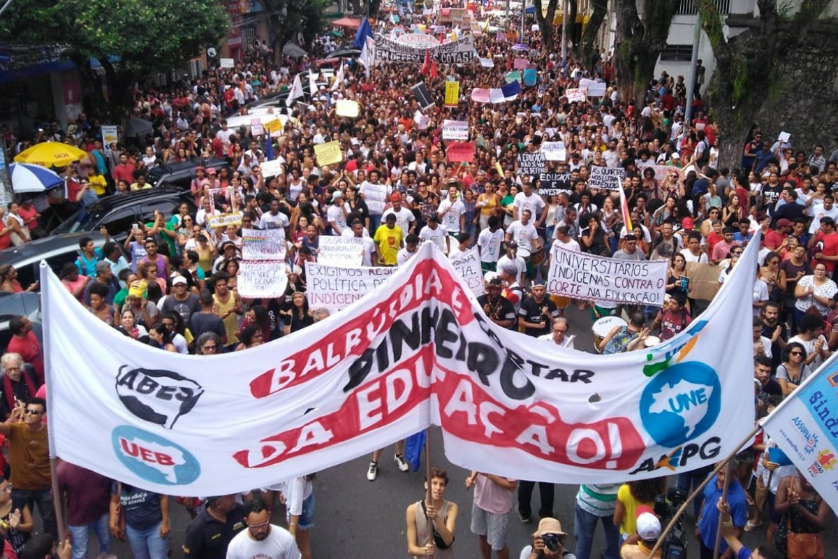 Manifestante é detido pela polícia durante protesto no Campo Grande